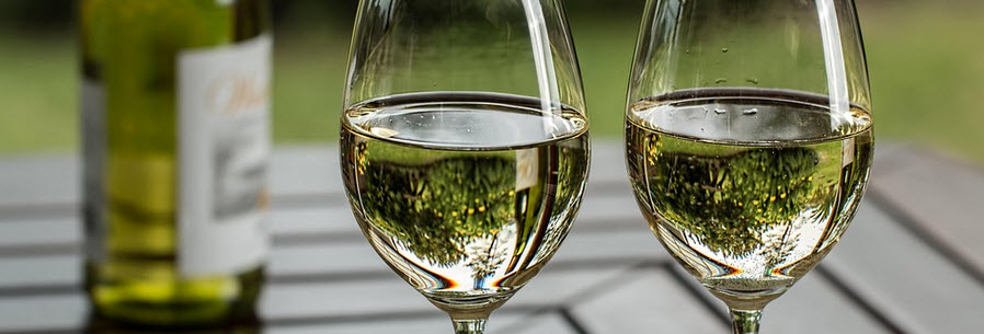 regały na wino drewniane